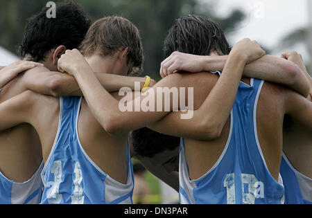 Sep 17, 2006; Boca Raton, FL, USA; Die 24. Spanish River überqueren Land Invitational fand auf der South County Regional Park heute, Samstag, 16. September 2006 statt. Mehr als 1600 Läufer aus mehr als 60 Schulen fuhr heute nach Rennen Literatur. Lösegeld-Everglades Teamkollegen drängten sich kurz vor ihrer 2A-Rasse.  Obligatorische Credit: Foto von Thomas Cordy/Palm Beach Post/ZUMA Stockfoto