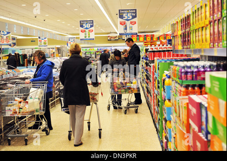 Shopper in einem Aldi Supermarkt, Leeds UK Stockfoto