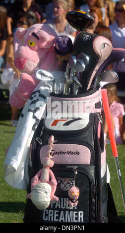 Sep 19, 2006; Pleasonton, CA, USA; Profi-Golfer Paula Creamer beherbergt eine Klinik mit einheimischen Mädchen Dienstag, 19. September 2006, auf dem Golfplatz in Pleasanton und ihre Tasche ist mit dem, was sie ihre Lieblingsfarbe Rosa an der Alameda County Fairgrounds in Pleasanton, Kalifornien dominiert.  Obligatorische Credit: Foto von Susan Tripp Pollard/Contra Costa Times / ZUMA Press. (©) Copyright Stockfoto