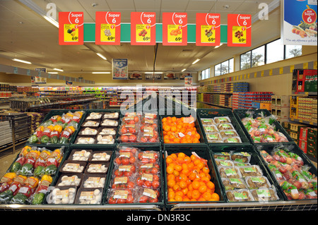 Gemüse und Obst in einen Rabatt Aldi Supermarkt, Leeds UK Stockfoto