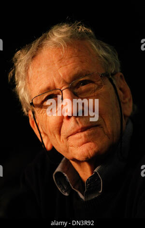 Athen, Griechenland. 18. Dezember 2013. Israelischer Schriftsteller AMOS OZ präsentiert sein Buch '' Szenen vom Dorfleben '' in Athen. Aristidis Vafeiadakis/ZUMAPRESS.com/Alamy © Live-Nachrichten Stockfoto