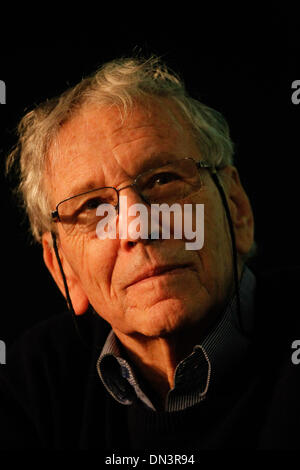 Athen, Griechenland. 18. Dezember 2013. Israelischer Schriftsteller AMOS OZ präsentiert sein Buch '' Szenen vom Dorfleben '' in Athen. Aristidis Vafeiadakis/ZUMAPRESS.com/Alamy © Live-Nachrichten Stockfoto