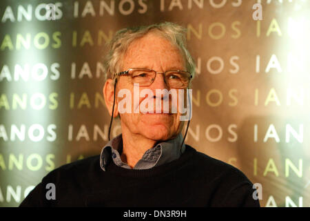 Athen, Griechenland. 18. Dezember 2013. Israelischer Schriftsteller AMOS OZ präsentiert sein Buch '' Szenen vom Dorfleben '' in Athen. Aristidis Vafeiadakis/ZUMAPRESS.com/Alamy © Live-Nachrichten Stockfoto