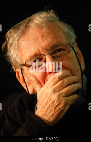 Athen, Griechenland. 18. Dezember 2013. Israelischer Schriftsteller AMOS OZ präsentiert sein Buch '' Szenen vom Dorfleben '' in Athen. Aristidis Vafeiadakis/ZUMAPRESS.com/Alamy © Live-Nachrichten Stockfoto