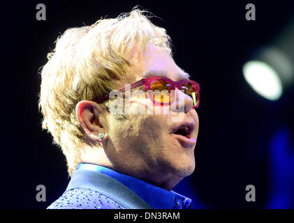 Prag, Mittwoch. 18. Dezember 2013. Britische Sänger Elton John führt bei seinem Konzert in Prag, Mittwoch, 18. Dezember 2013. Er präsentiert sein aktuelle Album The Sprungbrett und besten hits von seiner Karriere. Bildnachweis: Roman Vondrous/CTK Foto/Alamy Live-Nachrichten Stockfoto