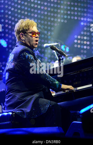 Prag, Mittwoch. 18. Dezember 2013. Britische Sänger Elton John führt bei seinem Konzert in Prag, Mittwoch, 18. Dezember 2013. Er präsentiert sein aktuelle Album The Sprungbrett und besten hits von seiner Karriere. Bildnachweis: Roman Vondrous/CTK Foto/Alamy Live-Nachrichten Stockfoto