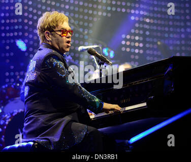 Prag, Mittwoch. 18. Dezember 2013. Britische Sänger Elton John führt bei seinem Konzert in Prag, Mittwoch, 18. Dezember 2013. Er präsentiert sein aktuelle Album The Sprungbrett und besten hits von seiner Karriere. Bildnachweis: Roman Vondrous/CTK Foto/Alamy Live-Nachrichten Stockfoto