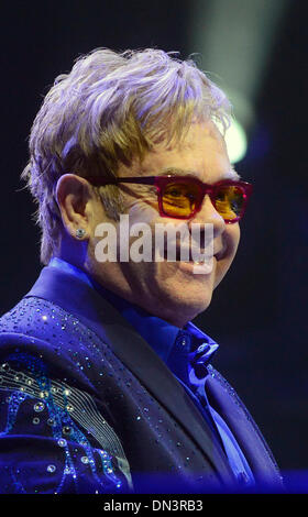 Prag, Mittwoch. 18. Dezember 2013. Britische Sänger Elton John führt bei seinem Konzert in Prag, Mittwoch, 18. Dezember 2013. Er präsentiert sein aktuelle Album The Sprungbrett und besten hits von seiner Karriere. Bildnachweis: Roman Vondrous/CTK Foto/Alamy Live-Nachrichten Stockfoto