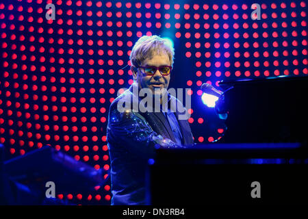 Prag, Mittwoch. 18. Dezember 2013. Britische Sänger Elton John führt bei seinem Konzert in Prag, Mittwoch, 18. Dezember 2013. Er präsentiert sein aktuelle Album The Sprungbrett und besten hits von seiner Karriere. Bildnachweis: Roman Vondrous/CTK Foto/Alamy Live-Nachrichten Stockfoto