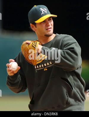5. Oktober 2006; OAKLAND, KALIFORNIEN, USA; Oakland Athletics dritte Baseman ERIC CHAVEZ, #3, bereitet, während des Trainings auf Donnerstag, 5. Oktober 2006 im McAfee Coliseum in Oakland, Kalifornien zu werfen Des A wird die Zwillinge Morgen für Spiel 3 der American League Division Series Playoff-Spiel Gesicht.  Obligatorische Credit: Foto von Jose Carlos Fajardo/Contra Costa Times / ZUMA Press. (©) Copyright 2006 b Stockfoto