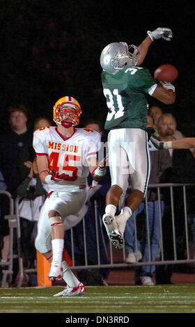 6. Oktober 2006; Concord, CA, USA; High School Football: De La Salle LONALD WISHOM bricht ein 4. Quartal, 4. Pass in der Endzone zu Mission Viejo Andy White. Obligatorische Credit: Foto von Karl Mondon/Contra Costa Times / ZUMA Press. (©) Copyright 2006 von Contra Costa Times Stockfoto