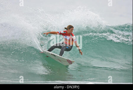 10. Oktober 2006; Manly, New South Wales, Australien; Surfen: REBECCA WOODS (Aus) gewann einen sehr engen Runde drei Wärme gegen Claire Bevilacqua mit mehreren Änderungen führen während der Hitze. Woods sicherte sich den Sieg auf ihrer letzten Fahrt, um das Viertelfinale zu gelangen, wo sie Wild Card Stephanie Gilmore (Aus) stellen werde. Die Havaianas Beachley Classic ist das sechste von acht Haltestellen auf der Frauen ASP World Tou Stockfoto