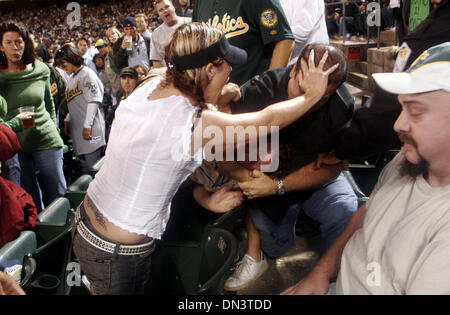 18. Oktober 2006; Oakland, Kalifornien, USA; Ein Detroit Tigers und Oakland A Fan auf der Tribüne während ALCS Spiel 2 in Oakland zu kämpfen. Obligatorische Credit: Foto von Dean Coppola/Contra Costa Times / ZUMA Press. (©) Copyright 2006 von Contra Costa Times Stockfoto