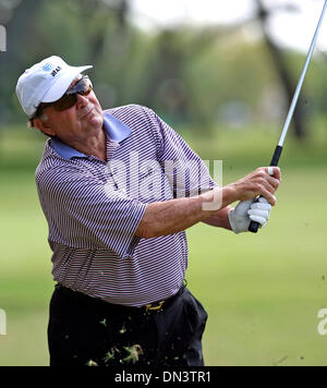 21. Oktober 2006; San Antonio, TX, USA; GOLF: RAYMOND FLOYD trifft seine kurze Annäherung an das achte Grün am Oak Hills Samstag in der zweiten Runde der AT&T Meisterschaft in der zweiten Runde des AT&T Golf Championship 2006.  Obligatorische Credit: Foto von Tom Reel/San Antonio Express-News/ZUMA Press. (©) Copyright 2006 von San Antonio Express-News Stockfoto