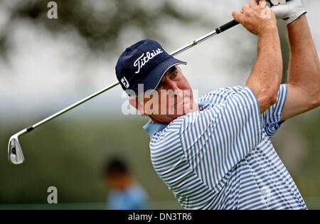 21. Oktober 2006; San Antonio, TX, USA; GOLF: JAY HAAS schlägt ein Bügeleisen beim Abschlag an acht Samstag am Oak Hills in der zweiten Runde des AT&T Golf Championship 2006.  Obligatorische Credit: Foto von Tom Reel/San Antonio Express-News/ZUMA Press. (©) Copyright 2006 von San Antonio Express-News Stockfoto