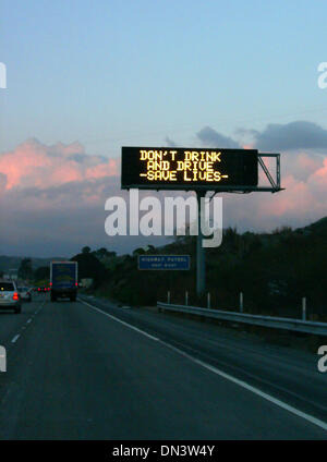 Sep 23, 2006; San Juan, CA, USA; Fahren unter dem Einfluss von Alkohol, Trunkenheit am Steuer oder Trunkenheit am Steuer, ist der Betrieb eines Kraftfahrzeugs (und manchmal ein Fahrrad oder ähnliche Menschen angetriebenen Fahrzeug) nach, die konsumiert Alkohol (Ethanol) oder anderen Drogen, in dem Maße, dass geistige und motorische Fähigkeiten beeinträchtigt sind. Zusätzlich fahren unter dem Einfluss von Alkohol und fahren Stockfoto