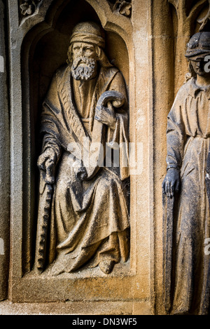 Stein Figur eines Zimmermanns in Vorhalle der Kirche von St. Michael & All Angels in Lyndhurst UK Stockfoto