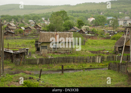 Russisches Dorf gesehen von einem Zug auf der Transsibirischen Eisenbahn Stockfoto