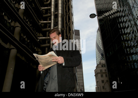 Der Londoner Geschäftsmann liest der Financial Times Stockfoto