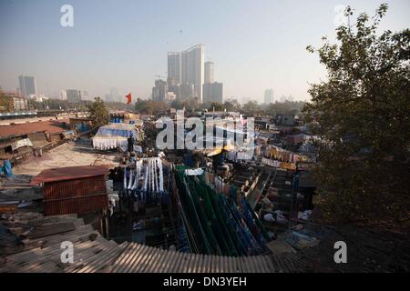 Mumbai. 18. Dezember 2013. Foto aufgenommen am 18. Dezember 2013 zeigt die Dhobi Ghat in Mumbai, Indien. Dhobi Ghat, mit mehr als 150 Jahren Geschichte, findet in der Innenstadt von Mumbai. Es wird als die weltweit größte Open-Air-Waschsalon aufgezeichnet. Die Unterlegscheiben, lokal bekannt als Dhobis, arbeiten im Freien für Besitzer der Teiche Wäsche zum Waschen der Kleidung von Mumbais Hotels und Krankenhäuser. Sie Leben mit ihrer Familie in den Dhobi Ghat, Hunderte von indischen Rupien pro Tag zu verdienen. © Zheng Huansong/Xinhua/Alamy Live-Nachrichten Stockfoto