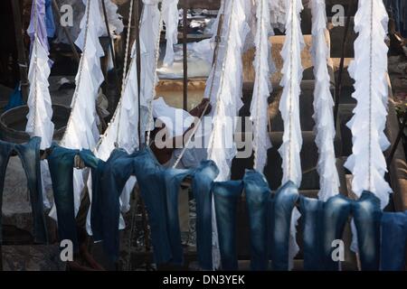 Mumbai, Indien. 18. Dezember 2013. Ein Arbeiter trocknet die gewaschene Wäsche am Dhobi Ghat in Mumbai, Indien, 18. Dezember 2013. Dhobi Ghat, mit mehr als 150 Jahren Geschichte, findet in der Innenstadt von Mumbai. Es wird als die weltweit größte Open-Air-Waschsalon aufgezeichnet. Die Unterlegscheiben, lokal bekannt als Dhobis, arbeiten im Freien für Besitzer der Teiche Wäsche zum Waschen der Kleidung von Mumbais Hotels und Krankenhäuser. Sie Leben mit ihrer Familie in den Dhobi Ghat, Hunderte von indischen Rupien pro Tag zu verdienen. © Zheng Huansong/Xinhua/Alamy Live-Nachrichten Stockfoto