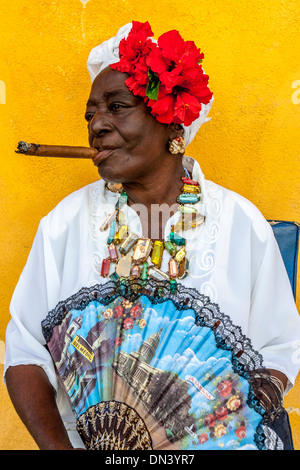 Ältere kubanische Frau in traditioneller Kleidung, Havanna, Kuba Stockfoto