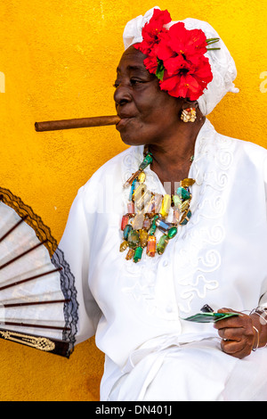 Ältere kubanische Frau in traditioneller Kleidung, Havanna, Kuba Stockfoto