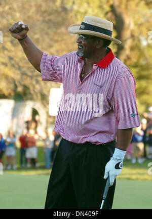 27. Oktober 2006; Sonoma, Kalifornien, USA; JIM THORPE feiert seinen Sieg nach Versenkung seines Putt auf dem 18. Loch während der Endrunde der Charles Schwab Cup Championship am Sonntag, 29. Oktober 2006 im Sonoma Golf Club in Sonoma, Kalifornien Thorpe an erster Stelle mit einem 17 unter Par für das Turnier beendet. Obligatorische Credit: Foto von Jose Carlos Fajardo/ZUMA Press. (©) Copyright Stockfoto