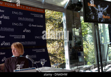 31. Oktober 2006; MANHATTAN, NEW YORK, USA; 2006 New York City Marathon Pressekonferenz mit DEENA KASTOR Tavern auf dem Grün im Central Park in der Nähe der Ziellinie. Kastor, 33, von Mammoth Lakes, Kalifornien ist die 2004 Olympische Bronzemedaille im Marathon und begünstigt die erste Amerikanerin, die NYC Marathon in drei Jahrzehnten zu gewinnen sein, Kastor ist auch die erste amerikanische Frau, brea Stockfoto