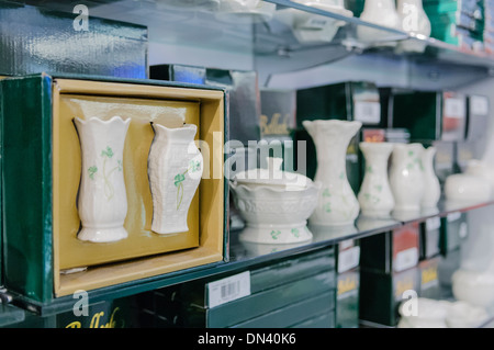 Regale mit Belleek irischen Keramik zum Verkauf im Ladengeschäft Stockfoto