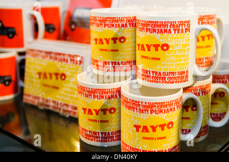 Tayto Marke Tassen auf den Verkauf in einem Souvenirladen in Belfast, Nordirland Stockfoto