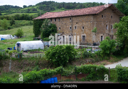 Bauernhof entlang des Camino De Santiago, den Weg der Jakobsweg Pilgerweg, Zubiri, Navarra, Spanien. Stockfoto