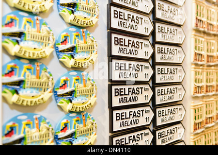 Souvenirs aus Belfast in Belfast besuchen touristisches Informationszentrum verkauft Stockfoto