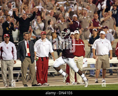 4. November 2006; College Station, TX, USA; Ben Bitner Köpfe der Oklahoma Seitenlinie für A & M auf die Aggies ersten Besitz Samstagabend im Kyle Field. Obligatorische Credit: Foto von Tom Reel/San Antonio Express-News/ZUMA Press. (©) Copyright 2006 von San Antonio Express-News Stockfoto