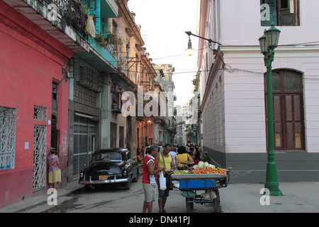 1951-Chevrolet Deluxe, Calle Bernaza, Alt-Havanna (La Habana Vieja), Kuba, Karibik, Mittelamerika Stockfoto