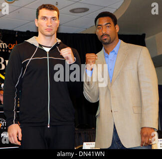 8. November 2006; New York, NY, USA; IBF/IBO-Schwergewichts-World-Champion WLADIMIR KLITSCHKO posiert mit seinen nächsten Gegner CALVIN BROCK auf einer Pressekonferenz. Die beiden treffen sich im Madison Square Garden Samstag, 11. November 2006. Obligatorische Credit: Foto von J. P. Yim/ZUMA Press. (©) Copyright 2006 von J. P. Yim Stockfoto