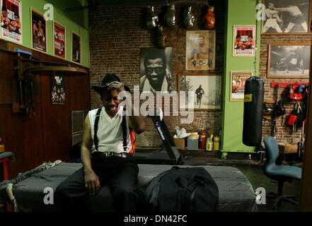 Boxer "Smokin ' Joe Frazier starb nach einem Kampf mit Leberkrebs. Joseph William "Joe" Frazier (12. Januar 1944 - 7. November 2011) einen ehemaligen Olympiasieger und unbestritten Welt Boxweltmeister im Schwergewicht, deren berufliche Laufbahn von 1965 bis 1976, mit einem kurzen Comeback im Jahr 1981 dauerte. Frazier besiegte Ali auf Punkte in der mit Spannung erwartete "Kampf des Jahrhunderts". Die internationale Bo Stockfoto