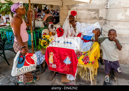 Eine Wahrsagerin von der Santeria-Religion, Plaza De La Catedral, Alt-Havanna, Kuba Stockfoto