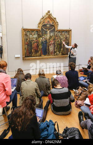 Französische Studenten anhören Führer, Louvre-Museum, Paris, Frankreich Stockfoto