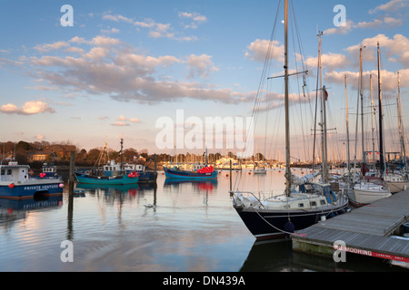 Boote im Hafen von Lymington, New Forest, Hampshire, England. Stockfoto