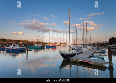 Boote im Hafen von Lymington, New Forest, Hampshire, England. Stockfoto