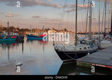 Boote im Hafen von Lymington, New Forest, Hampshire, England. Stockfoto