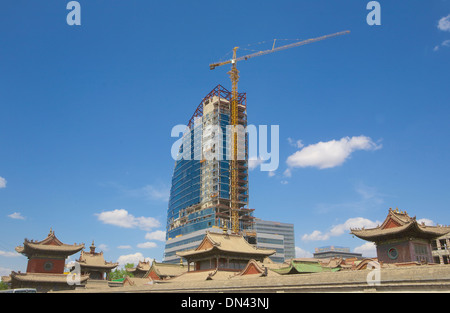 Choijin Lama Tempel Museum in Ulaanbaatar (Ulan Bator), Mongolei, wird durch ein neues Gebäude im Bau Schatten gestellt. Stockfoto