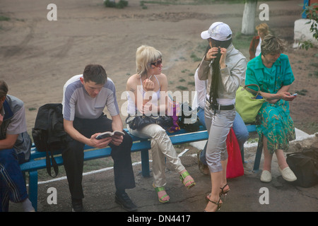 Menschen warten auf einen Bus in Ulaanbaatar (Ulan Bator), Mongolei Stockfoto