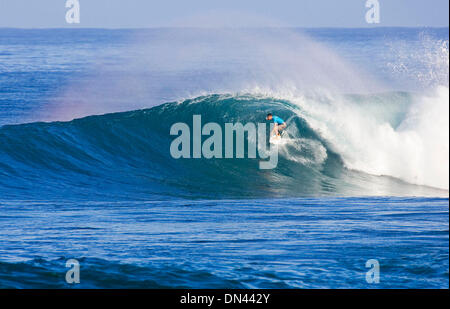 25. November 2006; Oahu, HI, Vereinigte Staaten; MYLES PADACA aus Hawaii verwendet Ortskenntnis gewinnt seinen zweiten Lauf bei OÕNeill World Cup of Surfing, am Sunset Beach, als er Neco Padaratz aus Brasilien besiegte, Leigh Sedley aus Australien und Masatoshi Ohno aus Japan. Der OÕNeill World Cup of Surfing ist die letzte Veranstaltung auf der ASP WQS Saison 2006 und wird bestimmen, wer für die 2007 F qualifizieren Stockfoto