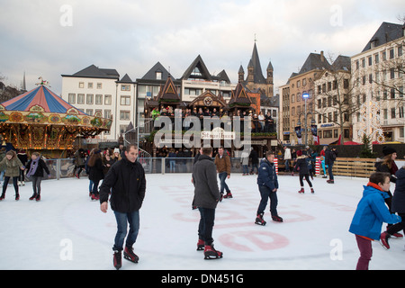 Weihnachtsmarkt Kölner Skaten in eine Eisbahn in der Altstadt Stockfoto