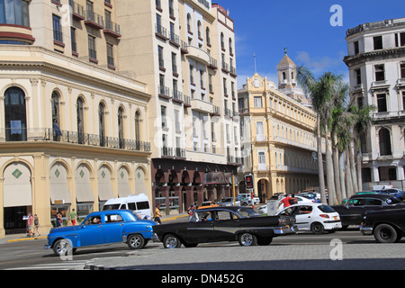 Alte amerikanische Autos am Paseo de Martí von Hotel Parque Central, Alt-Havanna (La Habana Vieja), Kuba, Karibik, Mittelamerika Stockfoto