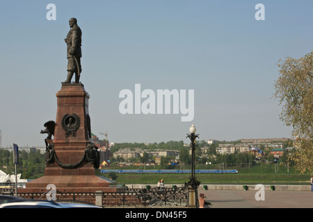 Denkmal für Zar Alexander III., Irkutz, Sibirien, Russland. Trans-Siberian Railway Zug im Hintergrund. Stockfoto