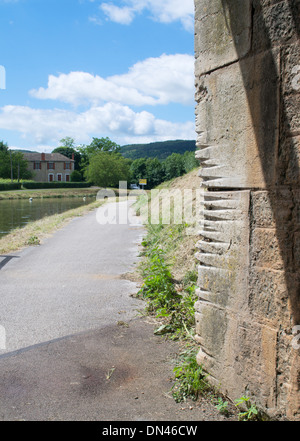 Tiefe Rillen in Brücke über den Canal du Centre schneiden durch Abrieb von Abschleppseile, in der Nähe von Remigny, Burgund, Frankreich Stockfoto