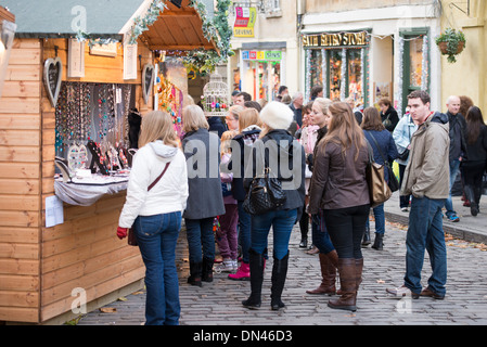 Weihnachts-Einkäufer im Bad im freien Weihnachtsmarkt im Dezember 2013 Stockfoto